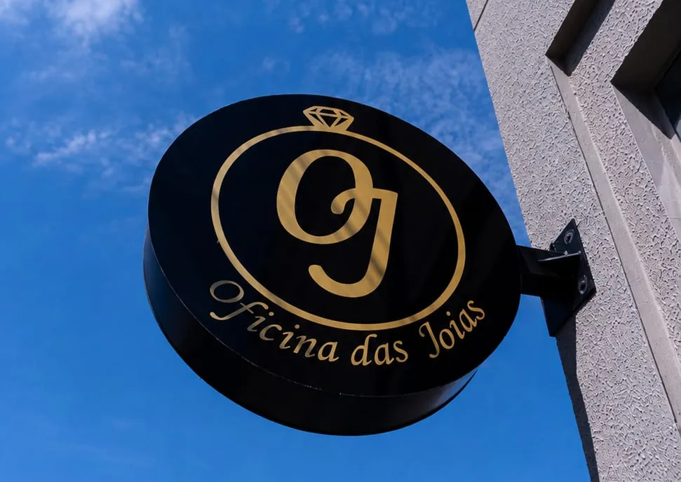 Fachada da Oficina das Joias, com o logo dourado sobre fundo azul
