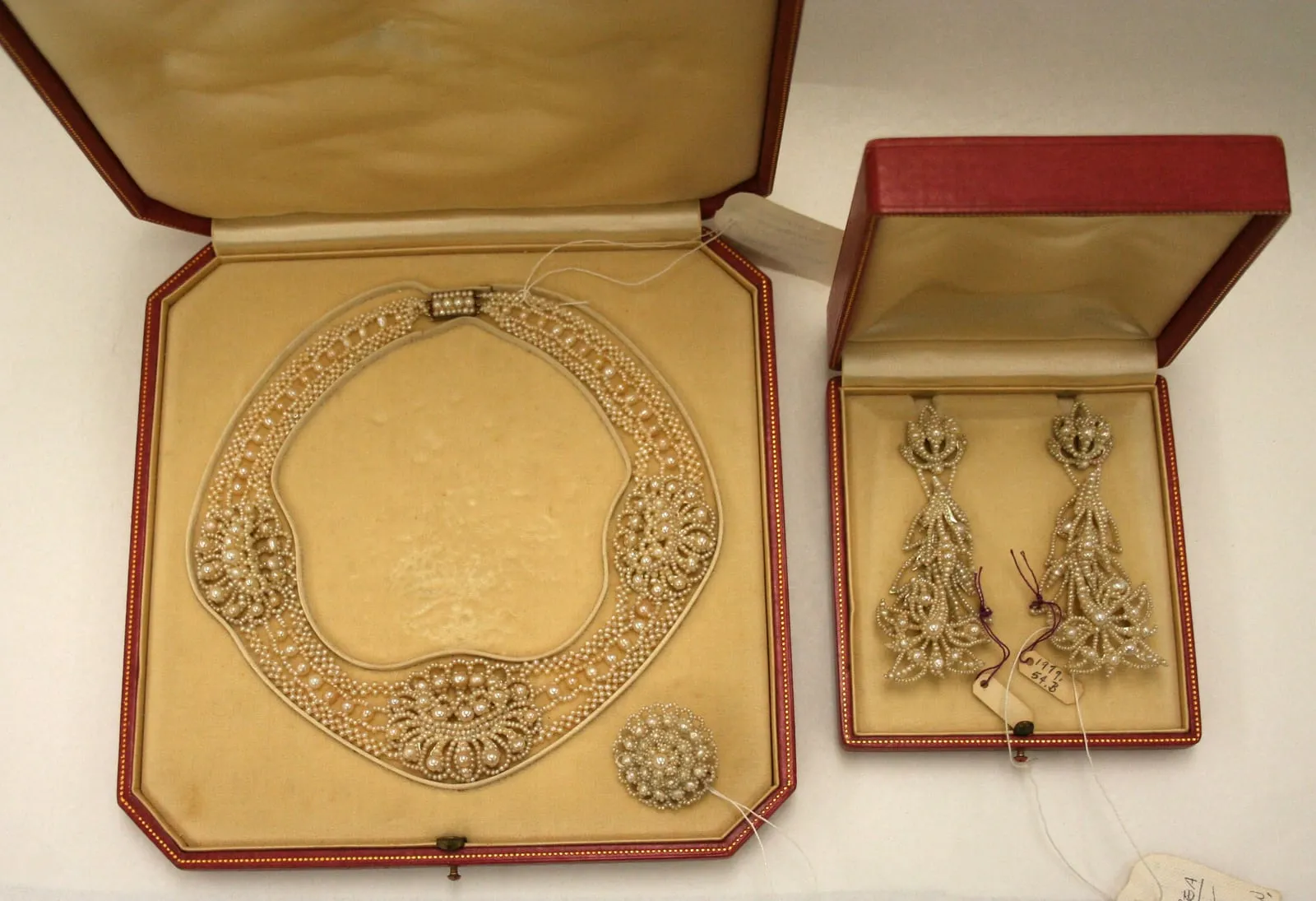 Conjunto de colar e brincos de pérolas em estojo de apresentação antigo