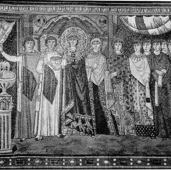 Mosaico bizantino retratando a rainha Theodora e membros de sua corte, em vestes ricamente ornamentadas