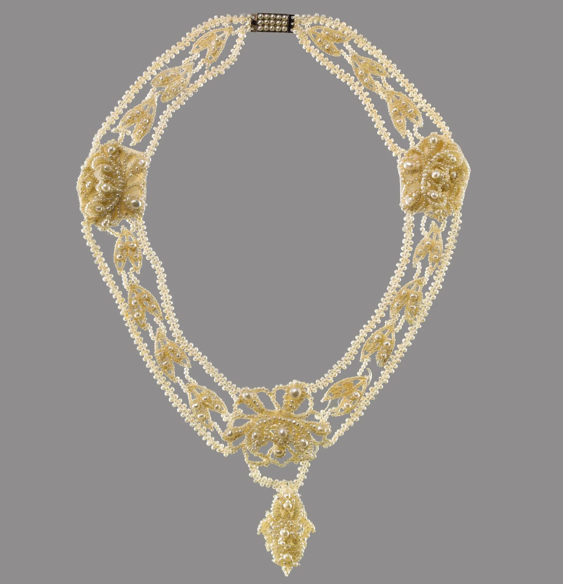 Colar vitoriano elaborado em ouro e pérolas, c. 1845