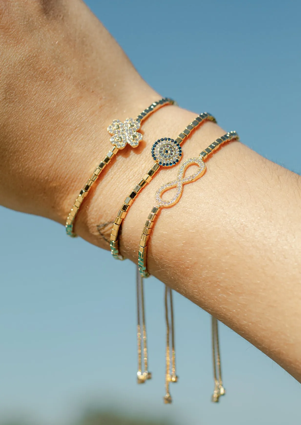 Conjunto de pulseiras finas sobrepostas no pulso