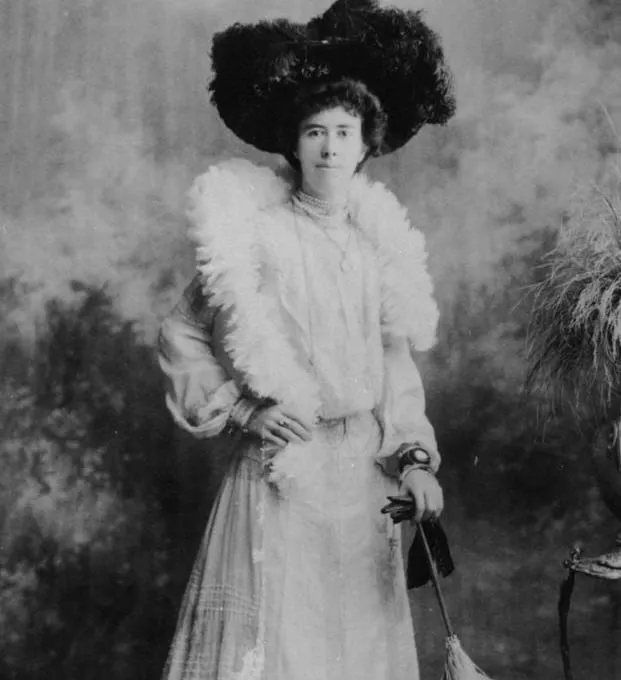 Retrato antigo em preto e branco de mulher usando chapéu com plumas